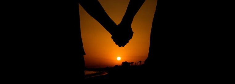 Holding_hands_sunset